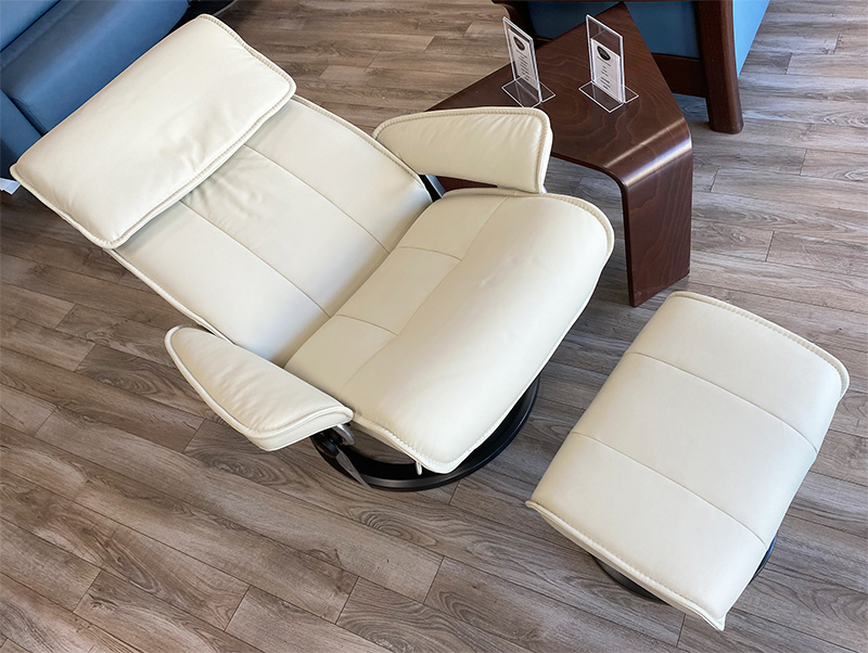 Stressless Admiral Signature Polished Aluminum Base Paloma Light Grey Leather Recliner Chair and Ottoman - Black Wood Stain Base